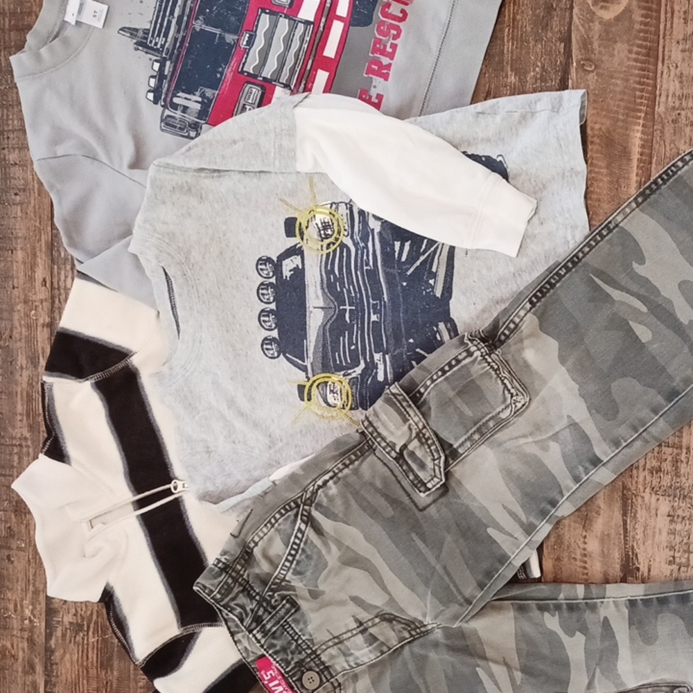 2 Sweatshirts Baby Gap, Circo and 1 pair of Levi's camouflage cargo pants